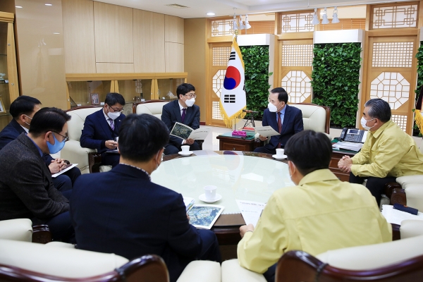 지난 2일 맹정호 서산시장이 김지철 도교육감을 만나 성연초 2캠퍼스 건립을 건의하는 장면