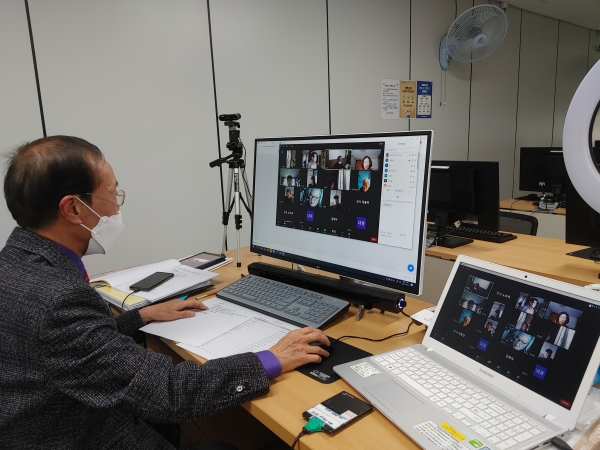 지난 1월 구암평생학습센터에서 조대연 강사가 온라인을 통해 ‘스마트폰배우기’ 교육 실시