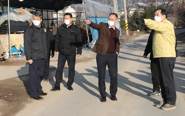 산시의회 산업건설위원회 안효돈 위원장, 이수의 부의장, 가충순 의원은 해미면 소재 기지선(해미면 101호)  인근 지역을 방문해 주민들의 민원사항을 청취하고 해결을 위한 방안 모색에 나섰다.