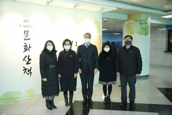 3일 제3회 ‘K-water 문화산책의 날’에 참석한 박재현 한국수자원공사 사장(가운데)과 전시작품을 출품한 한국미술협회 대전지회(대전미협) 소속 작가들.