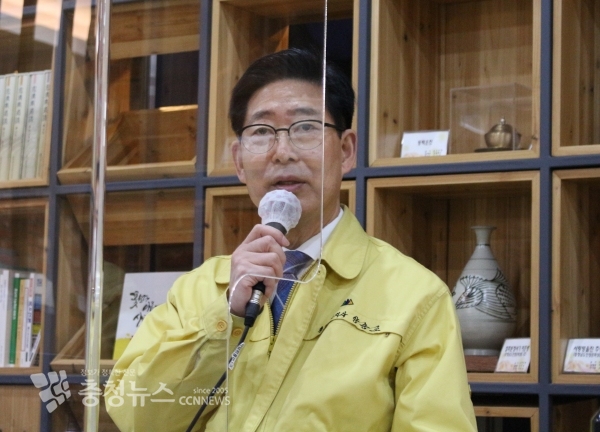 양승조 충남도지사가 3일 도청 프레스센터에서 재난지원금 추가 지급을 설명하고 있다.