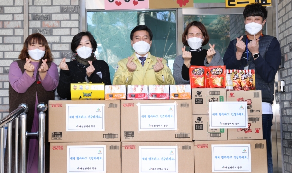 황인호 동구청장이 자혜원을 방문해 위문품 전달 기념촬영 모습