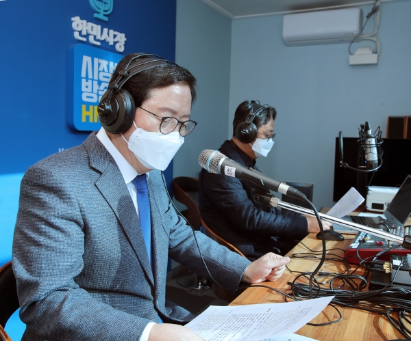 한민시장 상인에 따뜻한 위로 방송을 하고 있는 장종태 구청장