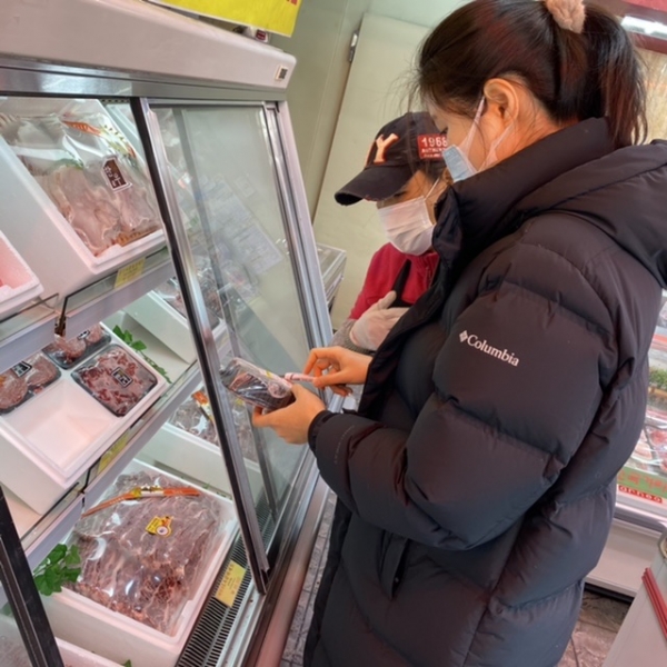 대덕구 관계자가 영업장에 보관 중인 축산물을 점검하고 있다