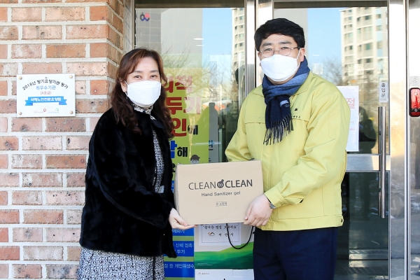 4일 맹정호 서산시장이 서해노인전문요양병원을 방문해 손 소독제 등 위문품을 전달하는 장면(좌부터 김진항 시설장, 맹정호 서산시장)