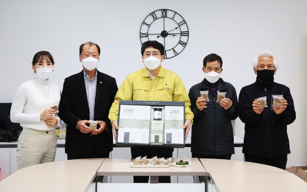 맹정호 서산시장이 5일 지곡면 중왕리에 위치한 해품감태 영어조합법인에서 생산한 서산해품감태 명품세트를 들고 기념사진 (좌부터 감태법인 직원, 중왕1리 조성호 이장, 맹정호 서산시장, 전영석 노인회장, 신명철 새마을지도자)