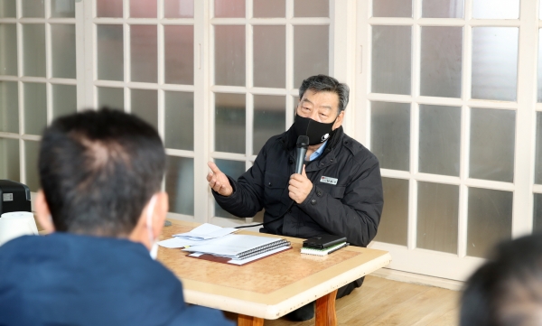 5일 근흥면 가의도리 마을회관에서 열린 ‘찾아가는 현장군수실’ 모습.