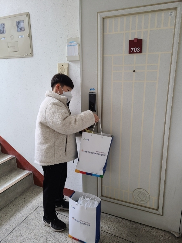 지난 6일 어르신을 위한 청소년 봉사동아리 ‘드림까치’ 회원이 설 명절을 맞아 지역 내 어르신 가정을 방문해 준비한 선물을 비대면으로 전달