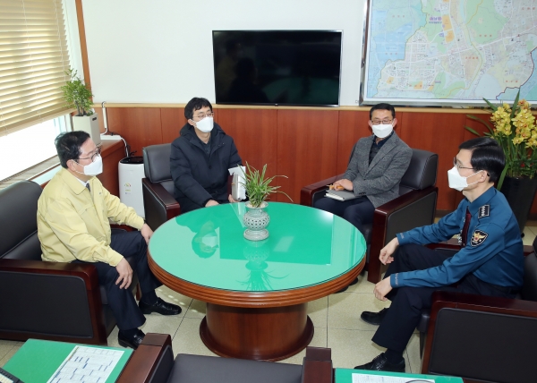 서부경찰서를 방문해 노고를 격려하는 장종태 구청장
