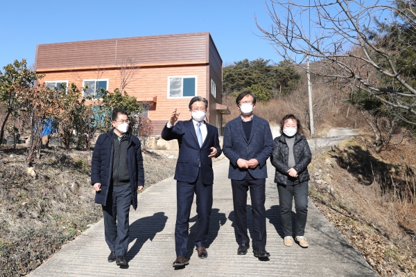 8일 정용래 유성구청장(왼쪽에서 두 번째)이 설맞이 어려운 구민 위문활동을 위해 사회복지시설 쉼터공동체에 현장방문 모습