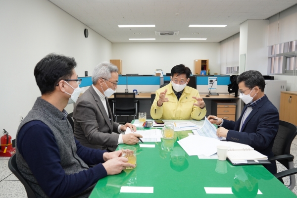 전만권 천안시 부시장이 8일 설 명절을 앞두고 천안아산 도시통합운영센터를 방문해 관계자들을 격려하고 있다.