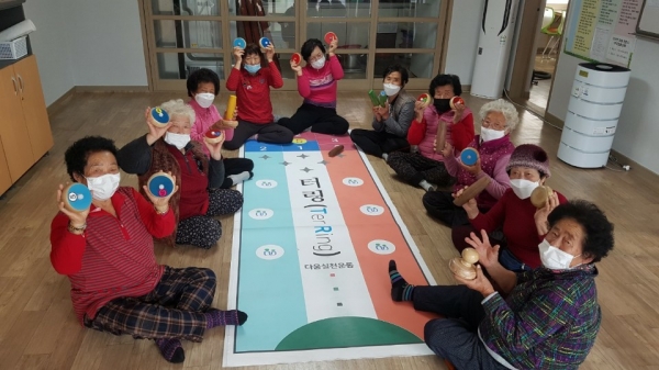 지역 노인정에서 어르신들을 대상으로 진행한 ‘터링’(사회적 거리두기 2단계 시행 전 시행 모습)