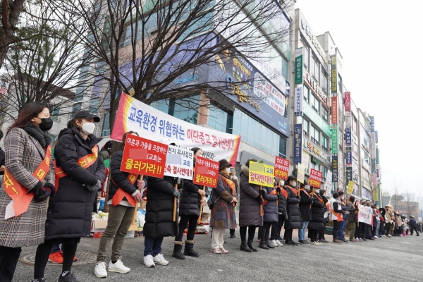 대전 서구 관저동 주민들이 지난 6일 A교회 건축을 반대하는 길거리 시위를 벌이고 있다. (사진=비대위 제공)