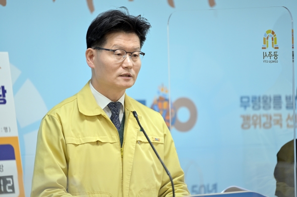 9일 제115차 정례브리핑 중인 김정섭 시장