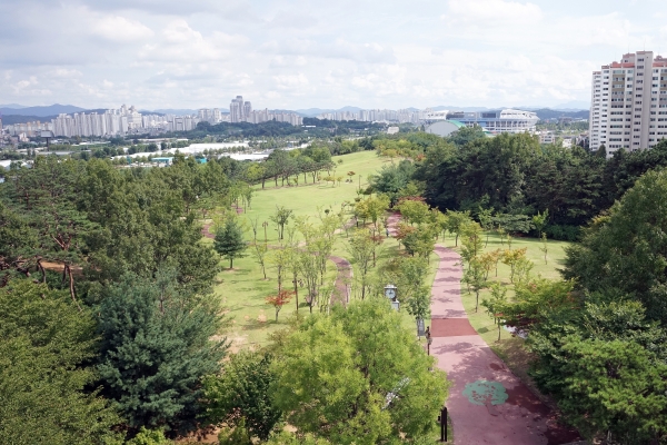 유성구 지족동 소재 은구비공원 전경
