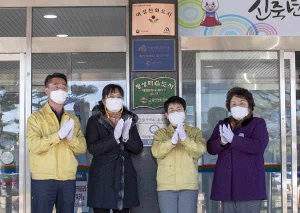 왼쪽부터 이근수 경제복지국장, 최은숙 여성친화도시 주민참여단장, 박정현 대덕구청장, 심영낙 여성단체협의회장