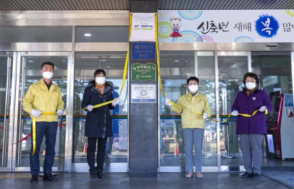 왼쪽부터 이근수 경제복지국장, 최은숙 여성친화도시 주민참여단장, 박정현 대덕구청장, 심영낙 여성단체협의회장