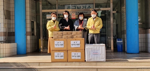 9일 중구보건소 앞에서 진행한 코로나19 의료진 간식 전달식, 왼쪽부터 중구보건소 정명숙 과장, 중구어린이집연합회 이혜진 총무, 중구어린이집연합회 홍미영 회장, 중구청 박용갑 청장