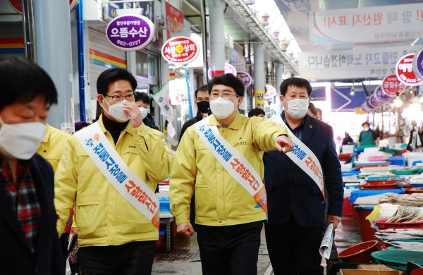 9일 맹정호 서산시장과 양승조 충남도지사가 설 명절을 맞아 서산동부전통시장을 들러 상인들 격려