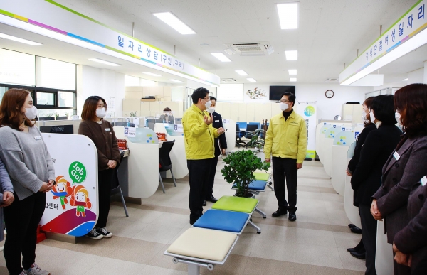 설 명절을 맞아 서산시고용복지+센터를 들러 직원들을 격려하는 장면