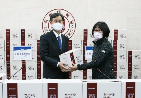김병국 목원대 학교법인 이사장이 청소노동자 등에게 설 선물 전달 모습