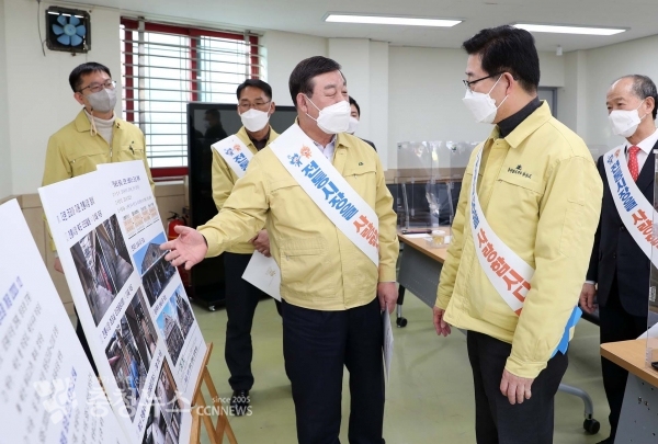 황선봉 예산군수에게 시장 설명을 듣는 양승조 지사