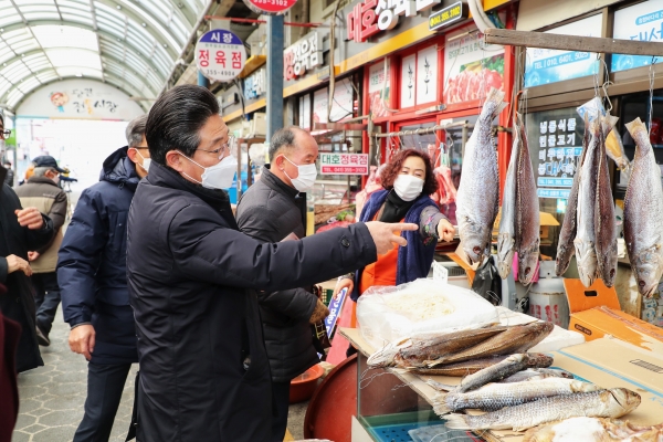 전통시장을 방문한 김 시장