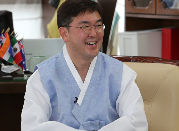 천안시의회 황천순 의장이 설 명절 인사를 영상을 통해 전했다.