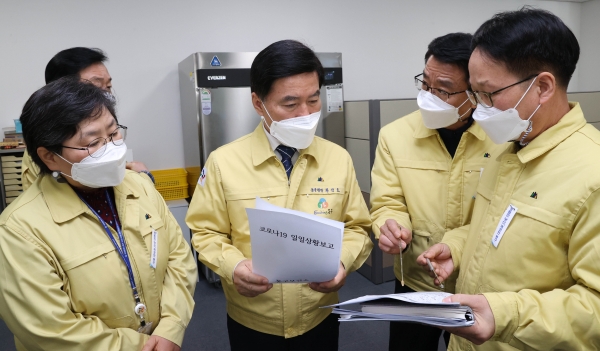 황인호 동구청장(가운데)이 코로나19 상황 관련 보고를 받고 있다