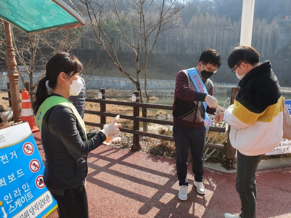 뿌리공원에서 진행한 봉사활동 모습