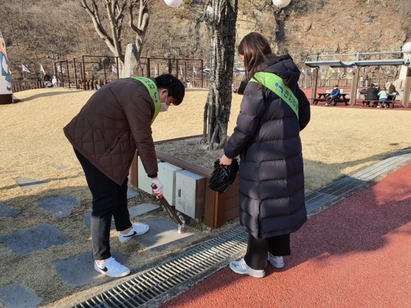 뿌리공원에서 진행한 봉사활동 모습