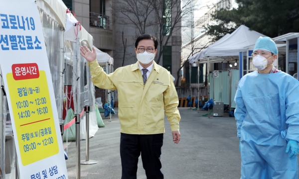 장종태 대전 서구청장은 지난 13일 설 연휴 코로나19 확산 방지를 위해 비상 근무 중인 서구 보건소를 찾아 직원을 격려했다