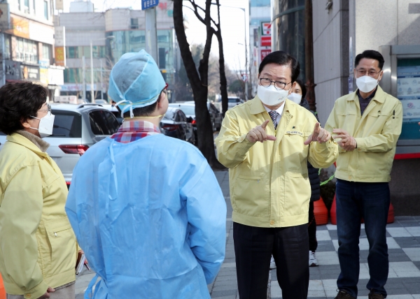 장종태 대전 서구청장은 지난 13일 설 연휴 코로나19 확산 방지를 위해 비상 근무 중인 서구 보건소를 찾아 직원을 격려했다
