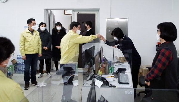 지난 13일 설 연휴 코로나19 확산 방지를 위해 비상 근무 중인 서구 보건소를 찾아 직원을 격려했다