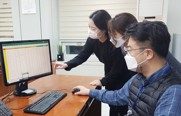 대전 서구 감사위원회 직원들이 청렴 여비 자동산출 가이드 프로그램을 시연하고 있다.