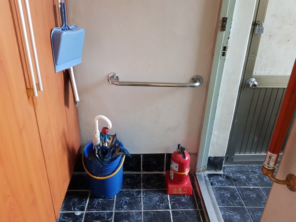 방 안전손잡이 설치 모습