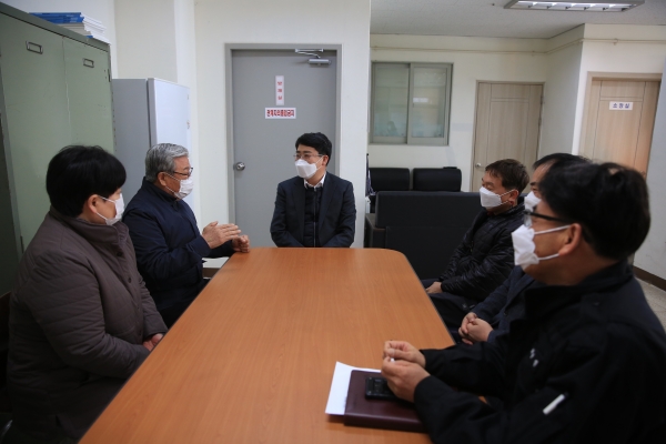 16일 맹정호 서산시장이 대산휴먼시아아파트를 들러 주민들과 소통하는 장면
