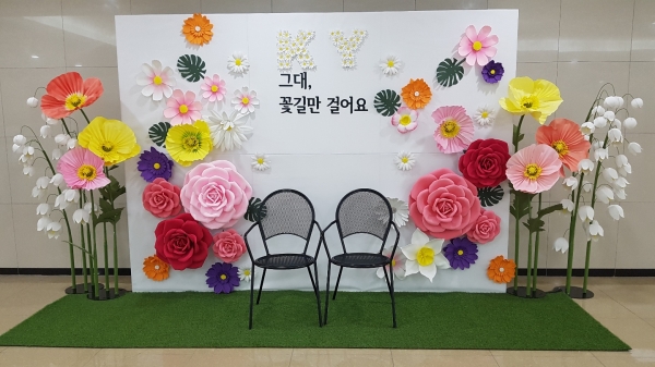 학생들이 자유롭게 방문해 졸업사진을 찍을 수 있도록 대학에 마련해놓은 포토존