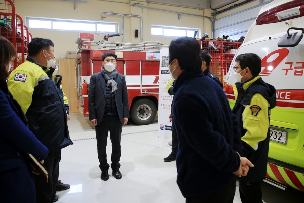 운산면 의용소방대 사무실을 방문해 의용소방대원들을 격려하는 맹 시장