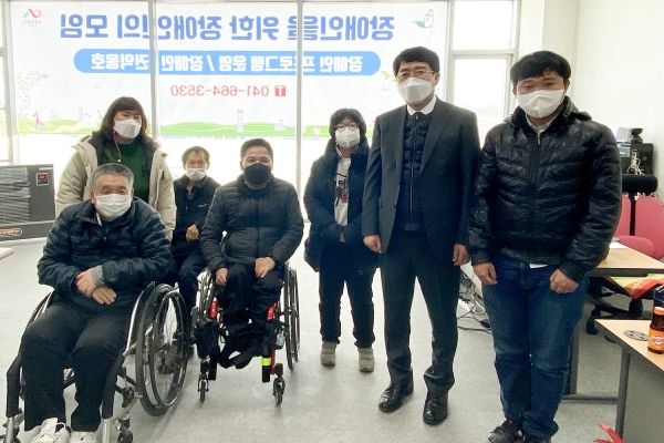 맹정호 서산시장이 지난 15일 설 연휴 후 첫 일정으로 장애인을 위한 장애인의 모임 사무실을 들러 회원들을 격려하는 장면