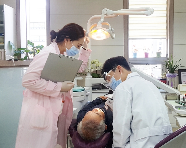 2021년 노인, 장애인 의치보철 신청자 구강상태 1차 검진 장면