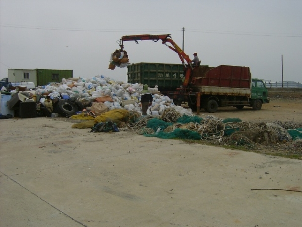 해양쓰레기 수거 장면