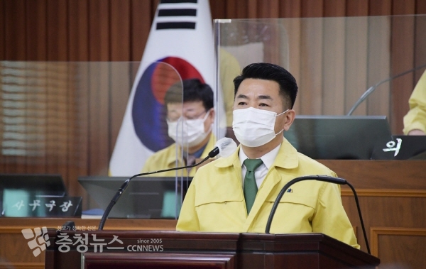 서원 의원은 이날 시정질문에서 논산형 배달앱 개발 필요성과 코로나 확진자에 대한 사후조치 문제, 물빛문학관-연무공원 사업문제를 둘러싼 집행부의 잘못된 대응 등 3가지를 언급했다. / 조홍기 기자