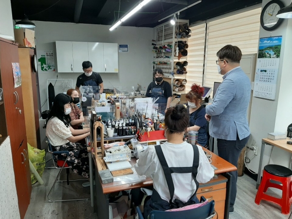 민간위탁 자활사업 중 하나인 가죽공방 ‘다온’에서 작업 중인 자활근로자 모습