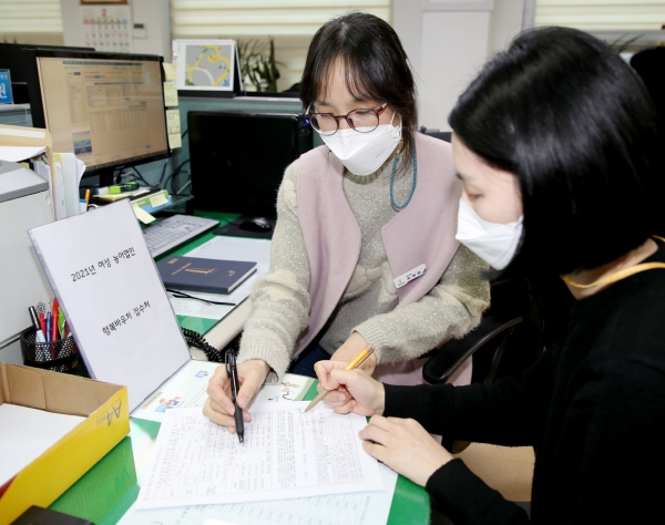 지난 17일 태안읍행정복지센터에서 ‘여성농어업인 행복바우처 지원사업’ 접수를 받고 있는 모습.