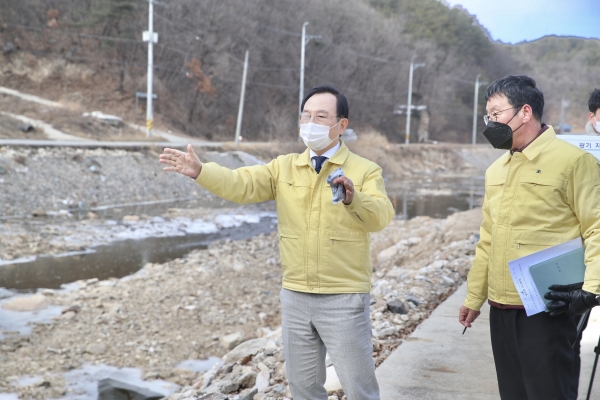 박상돈 천안시장이 지난 17일 우기 시 상습 침수피해가 발생한 병천면 관성리 일원 광기천에서 실시 중인 광기 자연재해위험 개선지구 정비사업 현장을 점검했다.