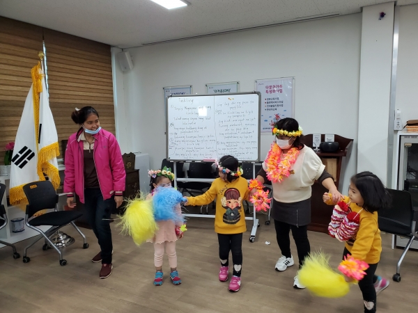 다문화엄마학교 자료사진 - 이중언어환경조성