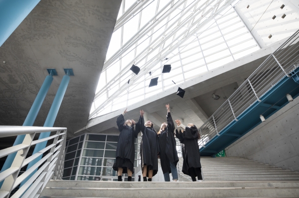 2020년 학위수여식 교정 기념사진 촬영 모습