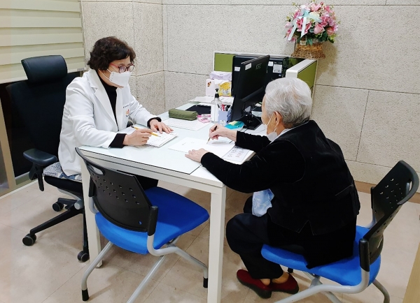 서산시 치매안심센터 직원이 인지선별검사를 실시하는 장면