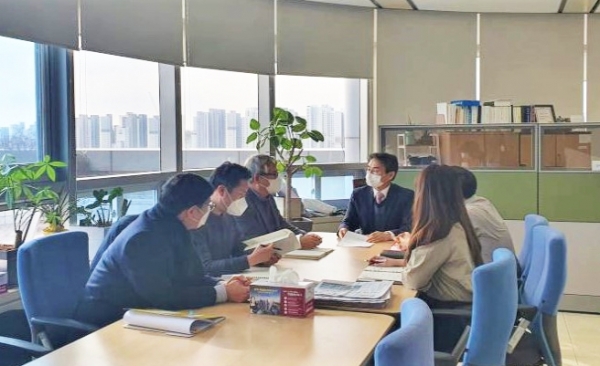 천안시 관계자가 민간공동주택 건설공사 시 지역업체 참여율을 높이기 위해 사업자와 면담을 하고 있다.